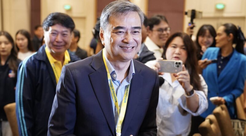 “อภิสิทธิ์”หวนคืนเก้าอี้หัวหน้าประชาธิปัตย์ ชู “เศรษฐกิจกิ๊ก-กองทัพเหนือการเมือง พร้อมวาทะกรรม “แตกแล้วคม”