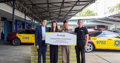 แฟลช เอ็กซ์เพรส มอบน้ำดื่มให้ตำรวจทางหลวงไว้บริการประชาชนช่วงเทศกาลปีใหม่
